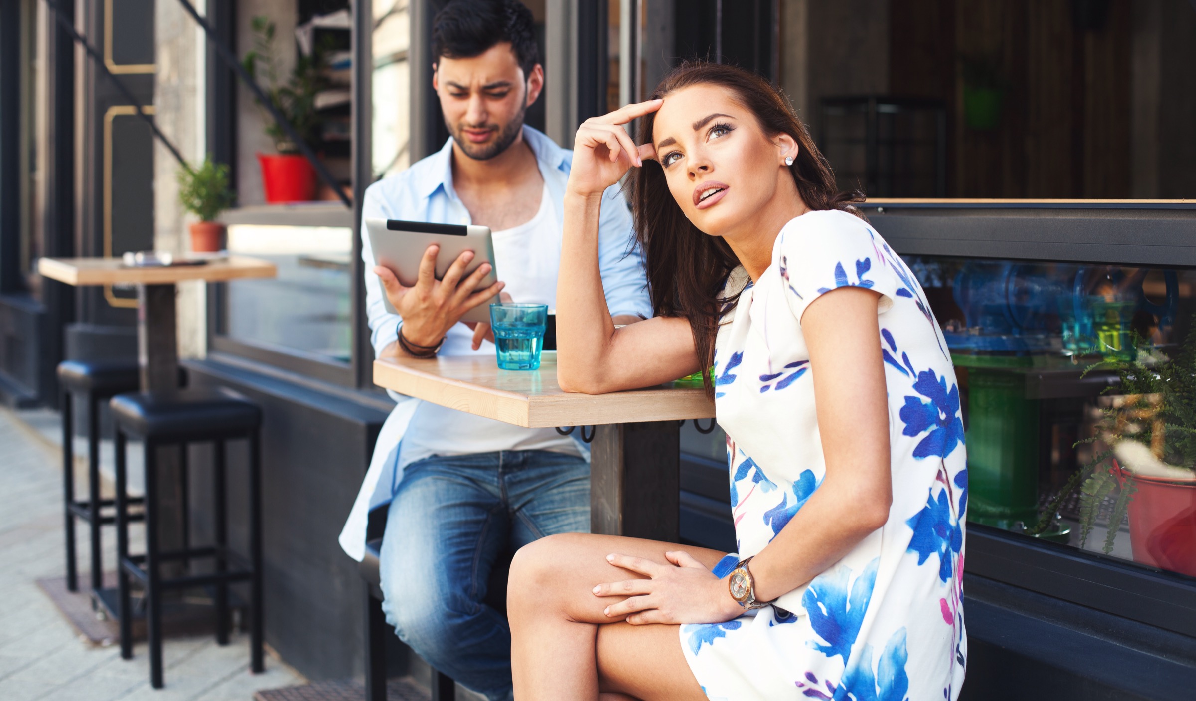 Going on a date. Неудачное свидание. Девушка на первом свидании. Мужчина и женщина неудачное свидание. Неудачное первое свидание.